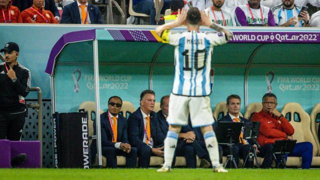 1701512139930003855.jpg van-gaal-messi.jpg
